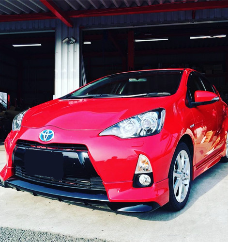 コーティングされた赤い自動車の写真