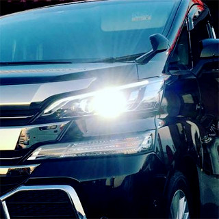 コーティングされた青い自動車の写真