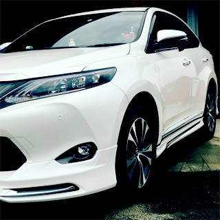 コーティングされた白い自動車の写真