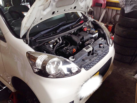 車検中の自動車の写真