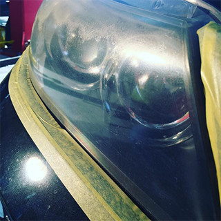 自動車塗装中の写真