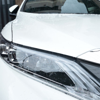 塗装が仕上がった自動車の写真